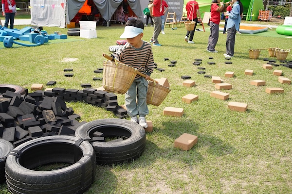 百變搭建區：善用管道和大小不同的木框、魔術貼及索帶等物資，自創長短不一、高高低低的軌道，大玩滾滾水池復活蛋。