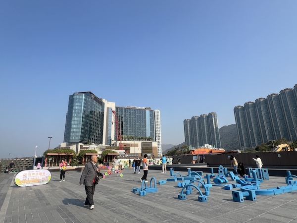 東涌海濱長廊是區內街坊的著名景點，透過地區伙伴的聯繫，我們亦曾破天荒舉行遊戲熱點。