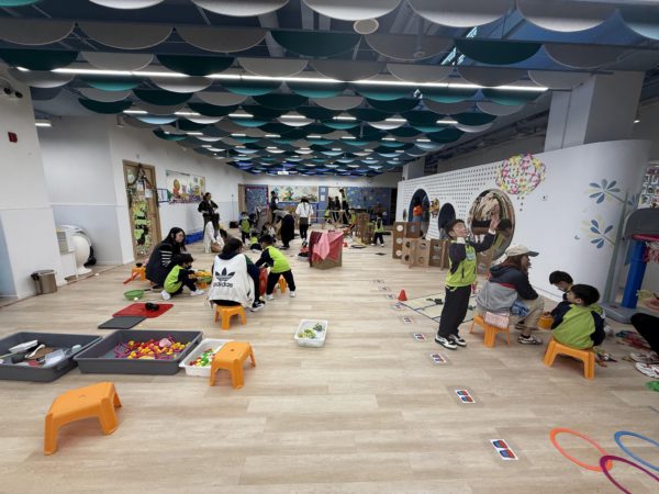 東涌的校園為數不少，在地區伙伴的協助下，我們也進駐了其中的幼稚園及小學校園，令更多家長、小朋友及老師在校園裏體驗社區遊戲。