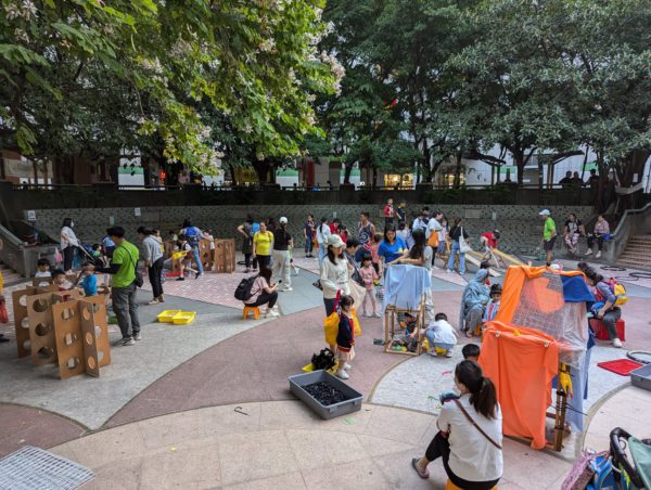 東涌逸東邨的黎淑英紀念廣場總是人來人往，當放置了遊戲物資後，街坊不再匆匆忙忙，而是停步駐足，甚至留下來參與遊戲，為廣場換上另一道熱鬧的風景。