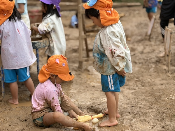 玩泥時，與同齡友好特別玩得投入和自在。