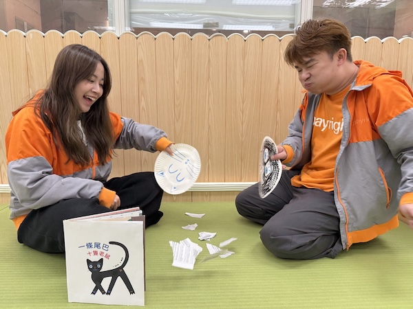 用力搧搧搧，「紙碟小黑貓」驚動了「紙碎小鳥」們。看兩位遊戲工作員，一位不費吹灰之力，另一位耗盡全力臉紅筋漲，究竟小鳥最後會飛向左，還是右呢？