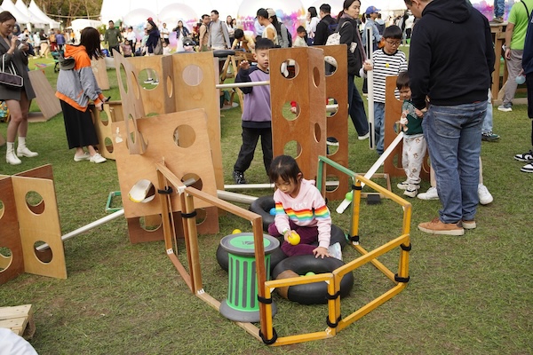 百變搭建區：善用管道和大小不同的木框、魔術貼及索帶等物資，自創長短不一、高高低低的軌道，大玩滾滾水池復活蛋。