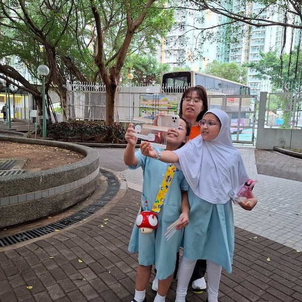 社區小學生特使細意發掘區內各處可供遊戲的閒置空間，並以QQ卡打卡記錄。