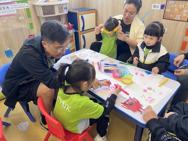 社區特使親子工作坊特設遊戲體驗和繪畫環節，鼓勵孩子發聲，家長助力和聆聽。