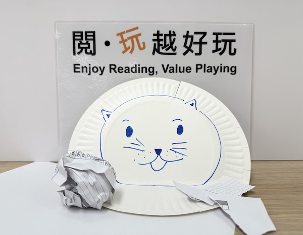 紙碟有留白平面，是設計動物手作的常見物資，配合紙張隨意撕貼，加上畫筆細心繪畫，即可自製你的小黑貓。