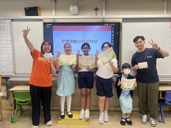 經駐校社工聯繫，我們首次在東涌天主教學校（小學部）舉行社區遊戲特使工作坊，同學們在認識了自由遊戲後，即帶領我們直闖適合社區遊戲的各個意想不到的地點！