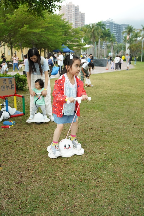 草地跳跳場：利用特製的竹杆控制蹴鞠，配上跳跳球，逐一跨越場內的障礙物，開展一場跳彈大挑戰。