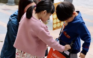 讓小朋友幫助小朋友，培養助人為樂的美德。