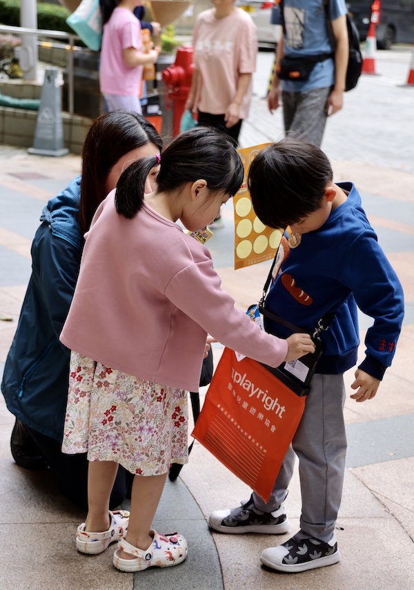 讓小朋友幫助小朋友，培養助人為樂的美德。