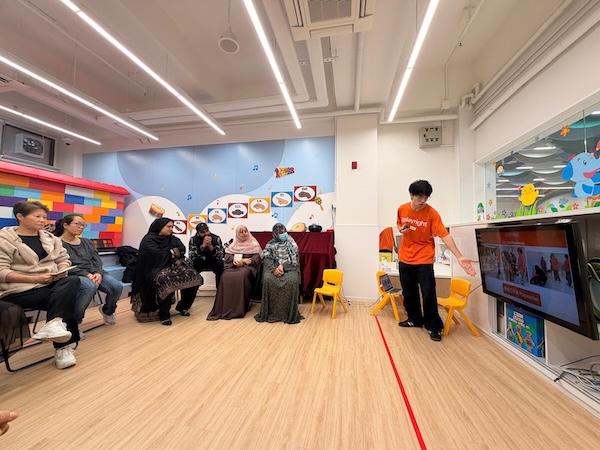 趣沂幼稚園的家長響應駐校社工的招募，參與工作坊後，便成為家長義工，在校內舉行遊戲熱點。