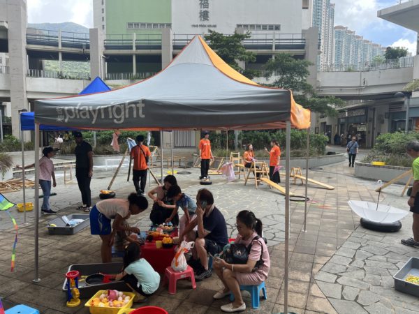 迎東邨的廣場亦曾試辦遊戲活動，吸引不少居民投入地玩，日後我們亦會陸續伙拍其他地區伙伴，期待在這個廣場為居民引入社區遊戲！