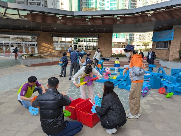 離島婦聯的義工在我們的帶領下，在迎東邨試行遊戲熱點，由服務使用者變為服務提供者的體驗，令義工們大嘆刺激新鮮。