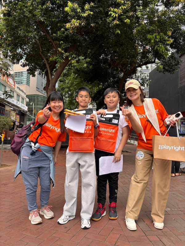 感謝智樂執行委員會委員官慧珊女士（右一）呼籲其社交網絡友好參與賣旗，更親身走上街頭，與兒子（左二）攜手參與善舉。