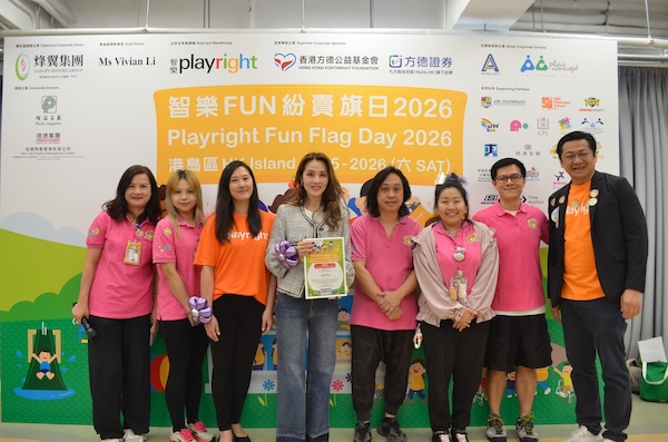 Arts Plus 代表姚珮頴女士（左四）與教師，一同接受感謝狀！