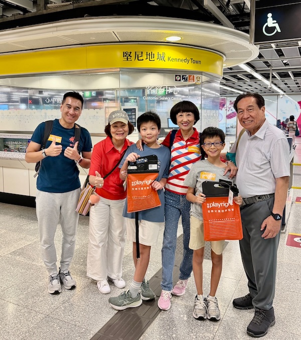 智樂支持者廖譚婉琼女士, JP（Mrs Amy Liu）（右三）今年再度與家人一同參與賣旗。