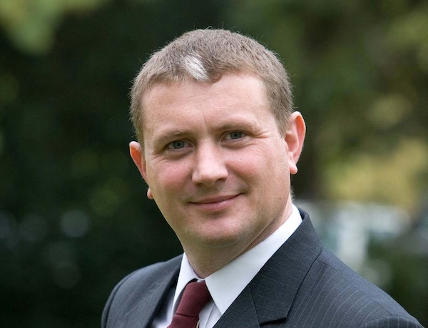 全新網上英語版簡介會由Mr David Yearley主講，Mr Yearley是英國權威組織 The Register of Play Inspectors International Limited的Chairman 兼The Royal Society for the Prevention of Accidents (RoSPA) 的 Managing Director，更曾多次來港擔任課程講師，擁有全面的專業知識外，實戰經驗更豐富。
