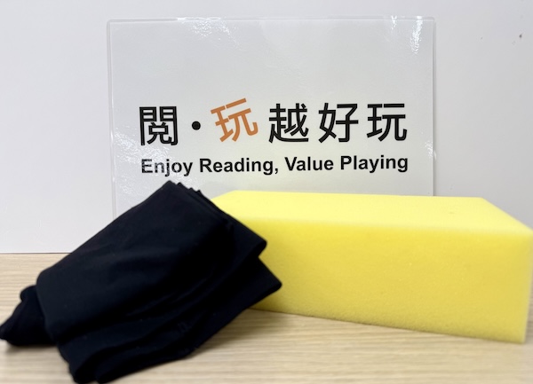 受人體結構限制，我們的嘴巴只可張開至一定程度；遊戲工作員運用彈力強勁的絲襪，讓小朋友化身為嘴巴張開角度可達150度的河馬邦邦，把巨大版海綿吞入口中。