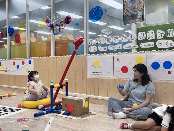 家長負責擺放小圓點水池波，小朋友則出力拉動裝置，讓小圓點源源不絕地飛上半天。