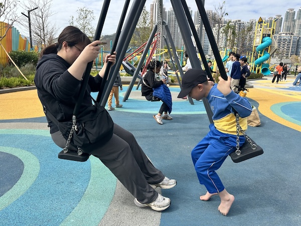 小朋友由被動變成主導，邀請媽媽一起玩鞦韆，兩人一來一回，在擺盪中共享親子快樂時光！