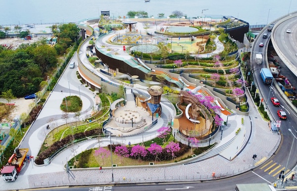 於2023年8月落成開放的茶果嶺海濱公園，大受小朋友和公眾的歡迎，更屢獲殊榮。