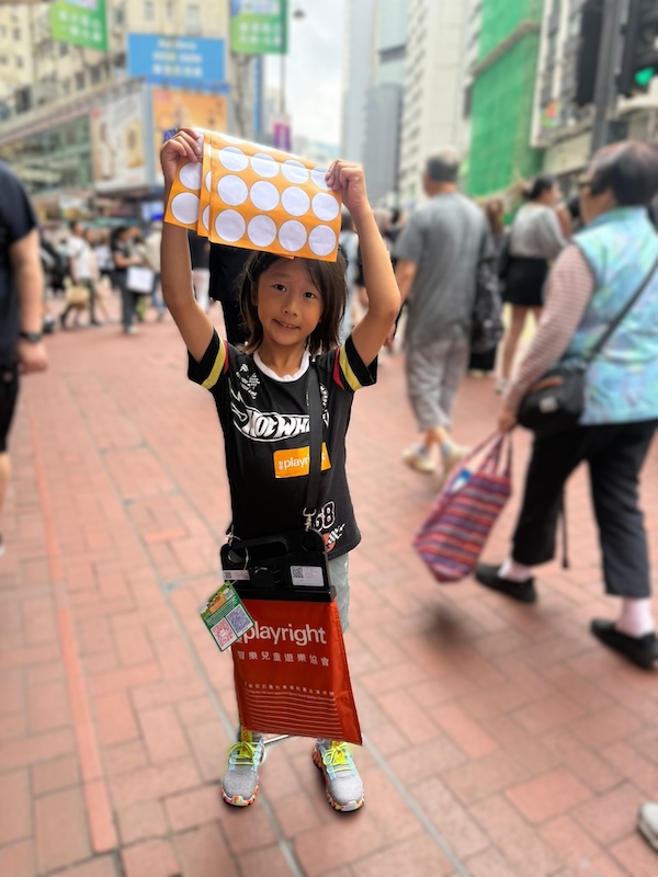旗子全數沽清，賣旗小義工的任務完成！