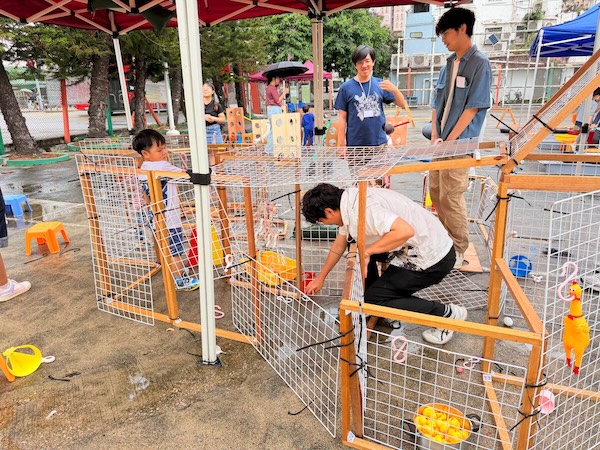 以大小不一的方型木框搭上白色網架，可隨意組裝成小屋、店舖、通道……