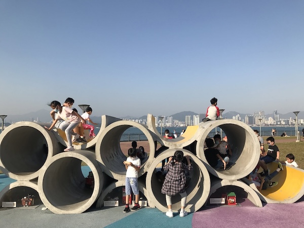 捐山窿公園：以「真渠管遊樂裝置」吸引市民遊玩和打卡。