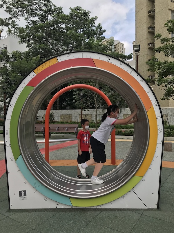 東啟德公園的彩虹樂園：採納社區各持份者意見下建造的遊樂場，由區內小學生票選而來的人力滾輪（倉鼠圈），更獲用家大讚好玩。