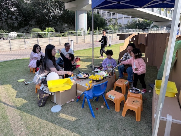 煮飯仔的角色扮演遊戲總吸引小朋友的投入參與，連家長也變成好玩玩伴。