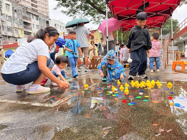 當社區遊戲遇上天氣變化，可即興調整玩法，下雨形成水窪，就玩游水鴨吧！