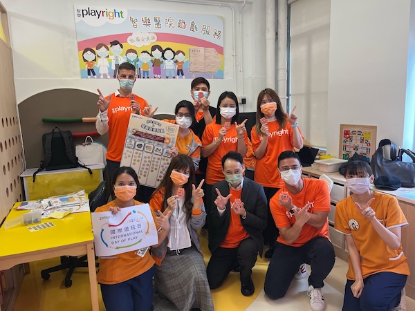 眾人鼎力支持醫院遊戲師以簡易投票來鼓勵病童發聲的行動。