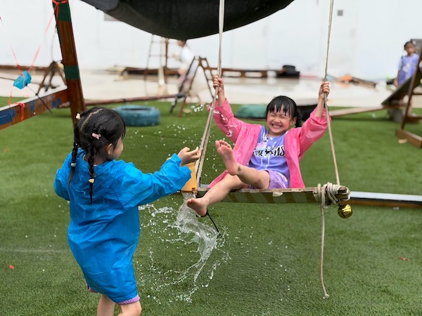 與好朋友一起玩，玩興隨時出現——如將注滿雨水的水靴趁盪至最高點時踢出去，突如其來得令人興奮！