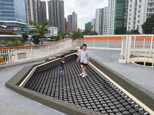 設於戶外觀景台的空中繩網2.0，可隨意漫行踏步，甚至自在安躺，擁抱長空萬里、享受悠閒一刻。