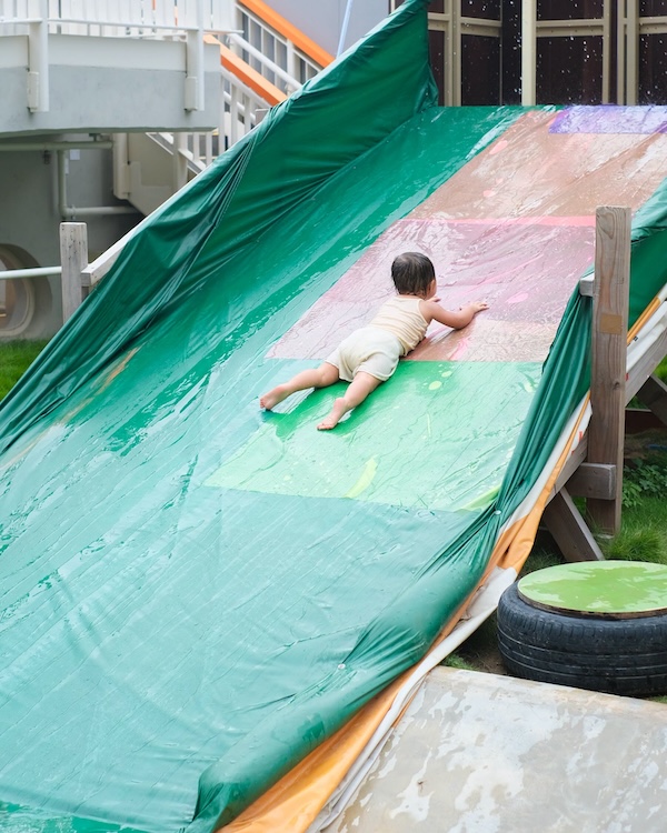 俯卧式下滑的方式，由強壯幼兒為大家完美示範。