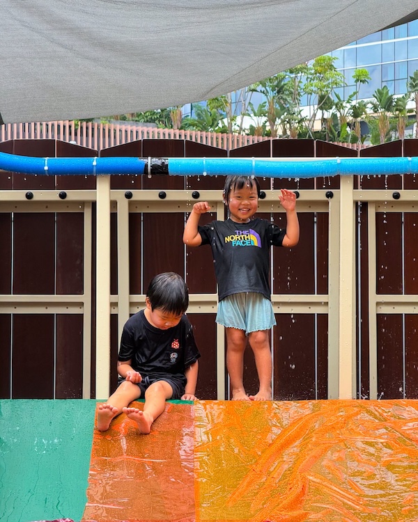 場內特設水滑梯、水簾幕，夏天必玩！
