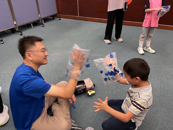 如何提升小鱷魚的營養吸收，確保可快高長大？不妨參考相中參加者的玩法，把密實袋套在手上，瞬間變身大胃王，準備「吃」爆袋子肚皮！