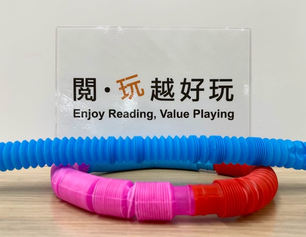 將伸縮管(Pop Tube)一個加一個接駁起來，並套成圓圈，就可自製一架小巴士，伸縮管愈長，就載客愈多！