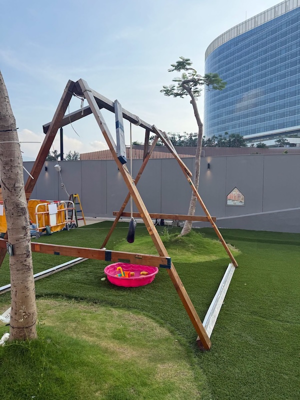 海綿水彈大作戰：以完備水彈或自製私家款式，向特大黑幕上的怪獸發射和攻擊，看看誰可擊退最多敵獸