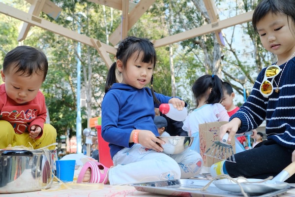 第一部曲的線上家長講座將為家長解構初生至6歲孩子的發展需要、遊戲行為模式及喜好。
