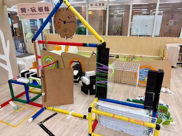 運送建築材料是書中小卡車的熱門任務，繪本更特設留白空間，不妨加入小朋友的想法，以平鋪、疊高、黏貼，用網架或珍珠棉，來建設後續城市吧！