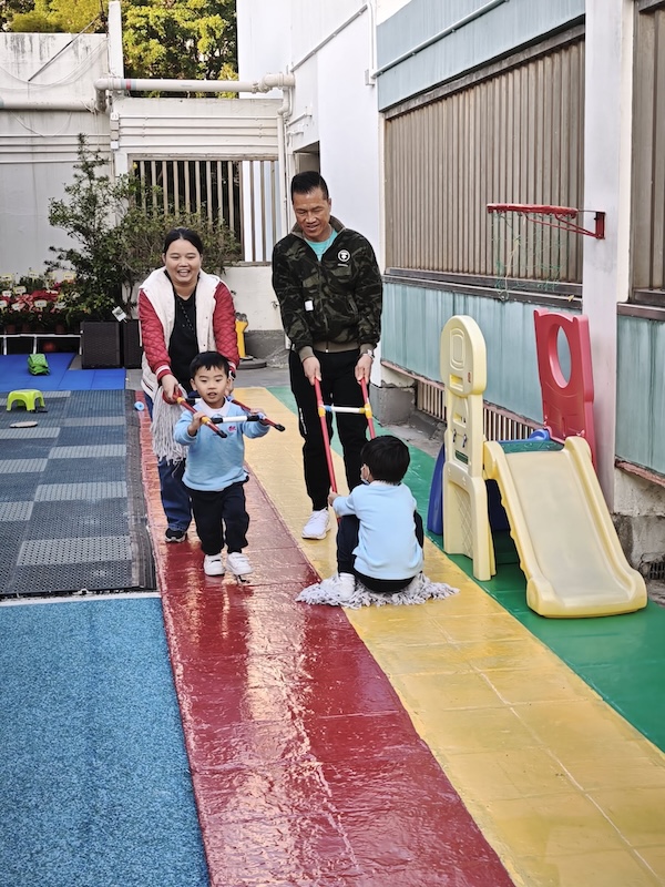 家長放下成人的視角，以孩子的角度投入遊戲，成為小朋友的有趣玩伴。