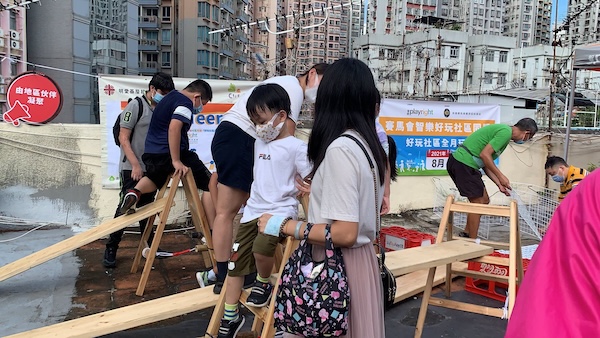 為回應當區居民的需要，我們也曾在唐樓天台與樓下的街坊玩一趟！