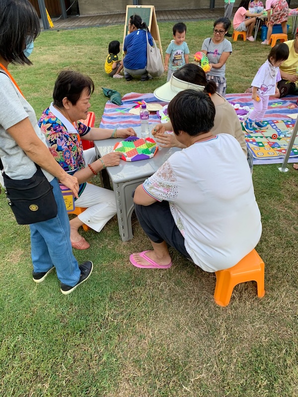 社區遊戲讓照顧者暫時放下沉重負擔，輕鬆地在遊戲中舒展身心。