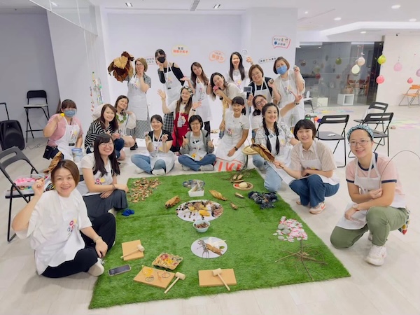 透過探索各種遊戲物資，學員可理解七感與兒童發展及自主遊戲的關係。