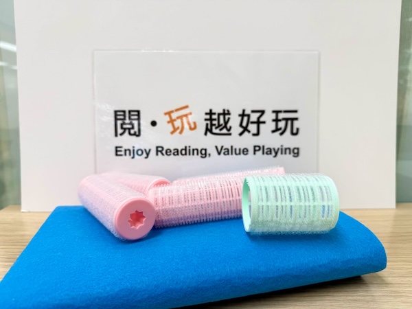 運用想像，絨布就可變成車輛，以既能滑動又附帶黏性的特點，與大量「髮圈廢氣」合組，營造一片混亂的馬路場景。